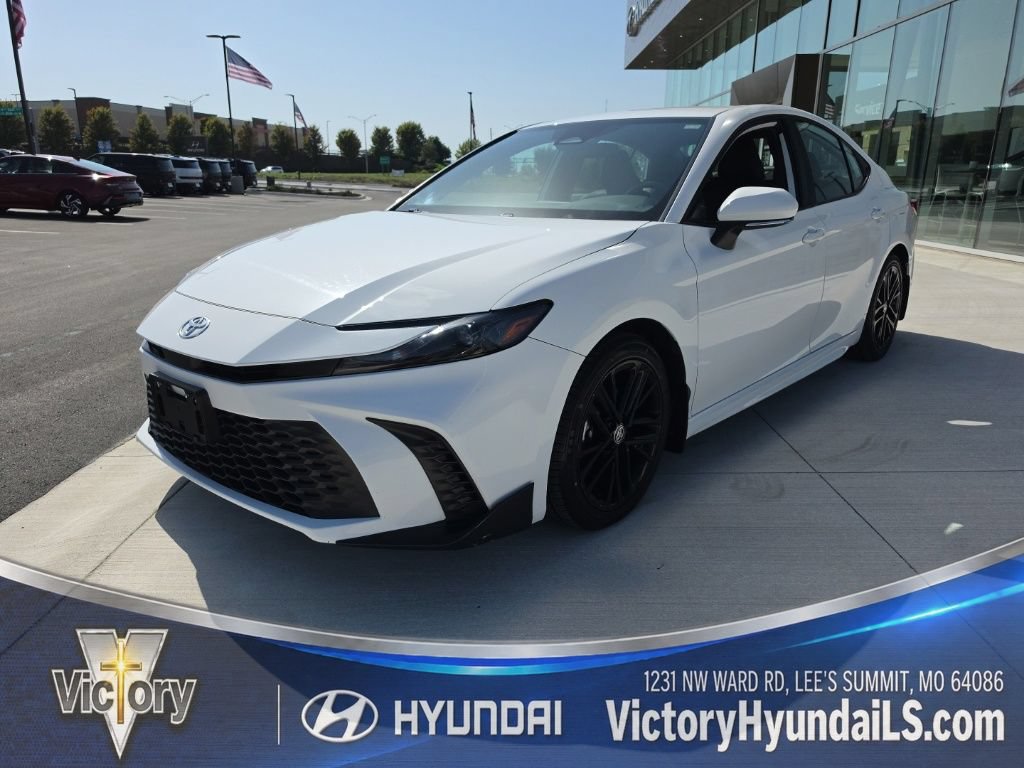 Used 2025 Toyota Camry SE FWD image 1