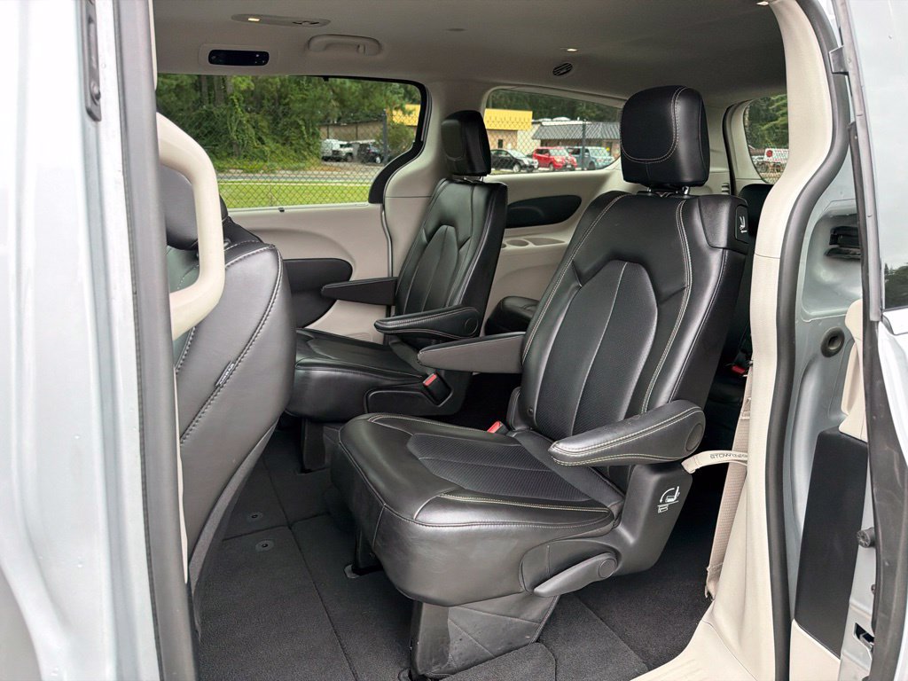 Used 2024 Chrysler Pacifica Touring-L FWD image 19
