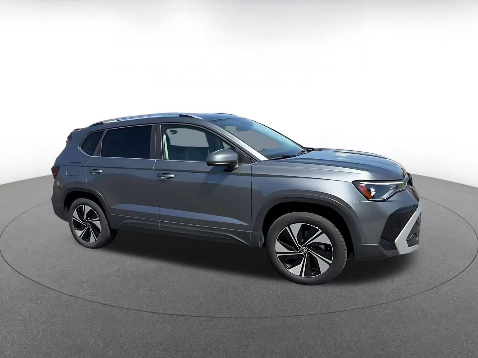 Used 2026 Volkswagen Taos SE AWD/4WD image 2