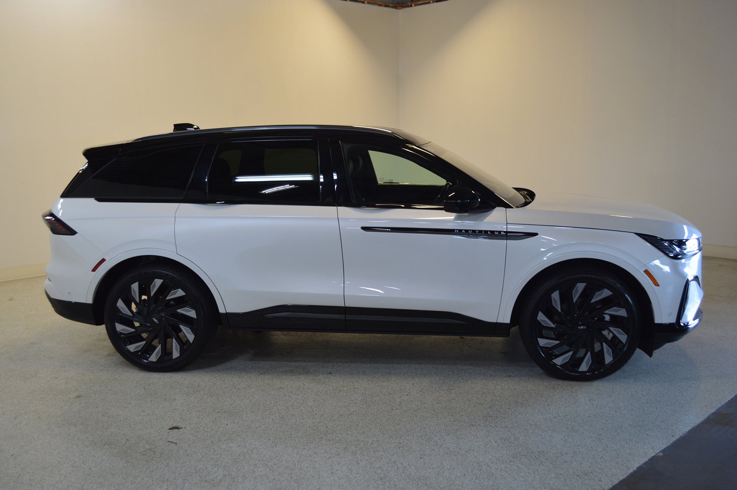 Used 2024 Lincoln Nautilus Reserve w/ Jet Appearance Package (87T) AWD/4WD image 2