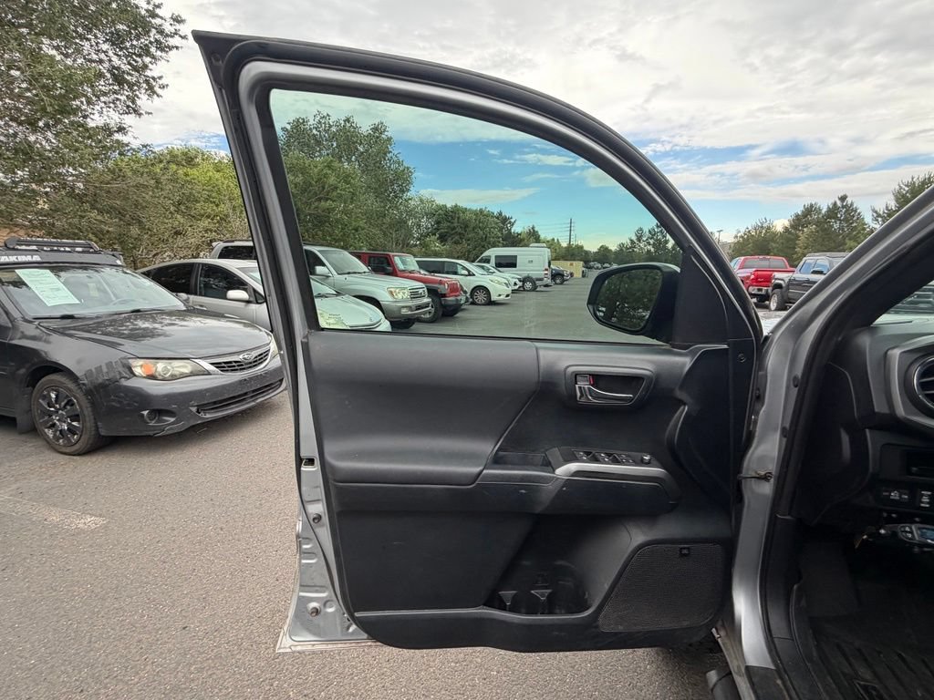 Used 2016 Toyota Tacoma TRD Off-Road AWD/4WD image 20