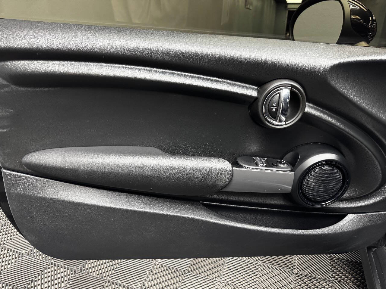 Used 2018 MINI Cooper 2-Door Hardtop w/ Signature Line Package image 35