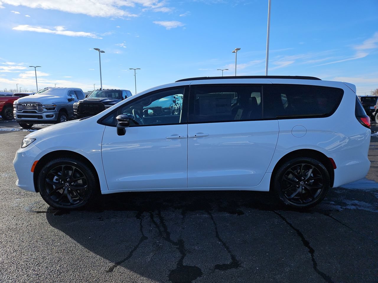 New 2026 Chrysler Pacifica Select AWD/4WD image 4