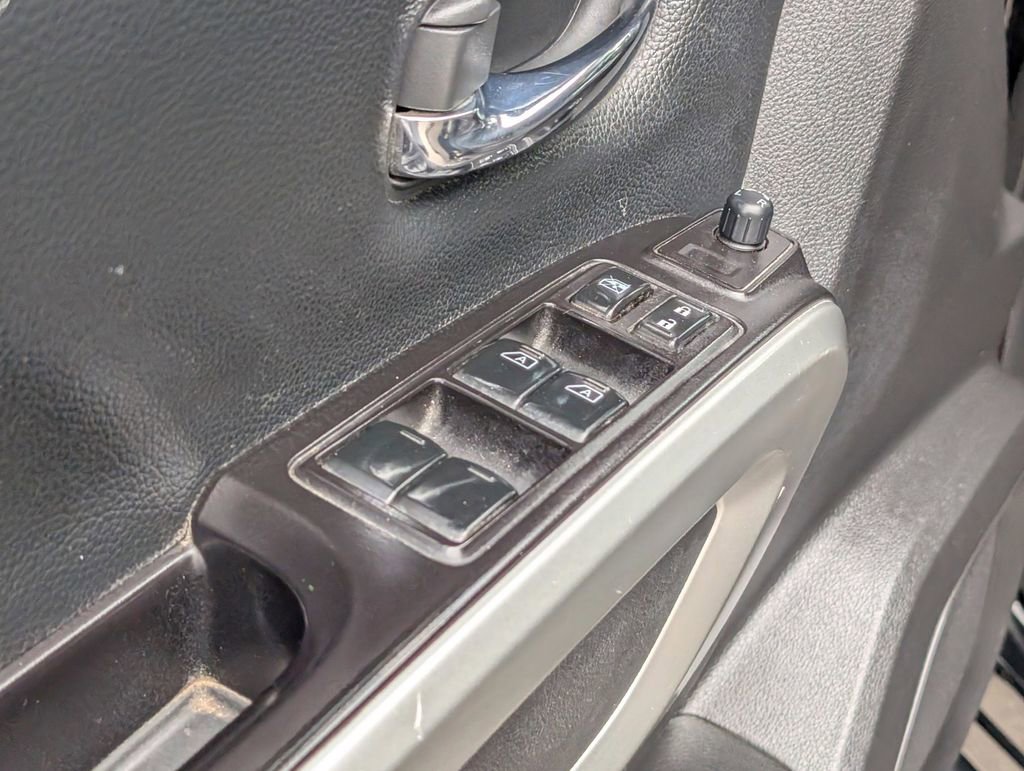Used 2021 Nissan Titan SV w/ SV Convenience Package RWD image 16