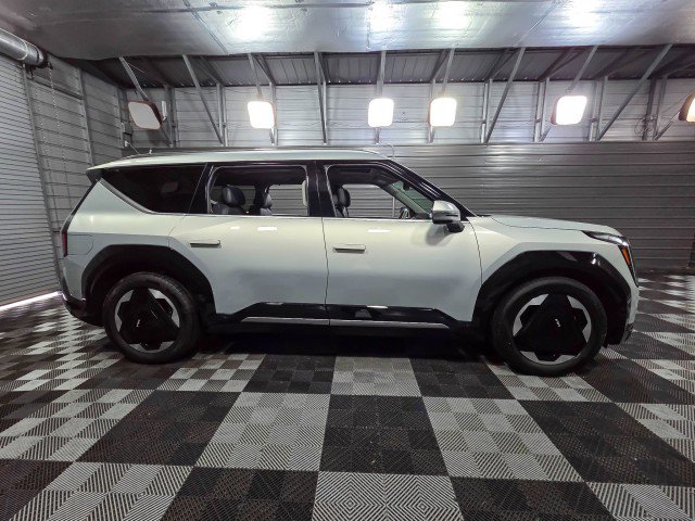 Used 2024 Kia EV9 Land image 9