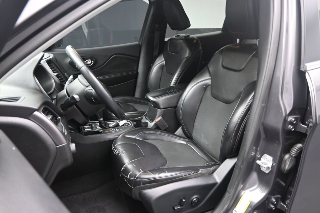 Used 2019 Jeep Cherokee Latitude Plus w/ Comfort/Convenience Group FWD image 15