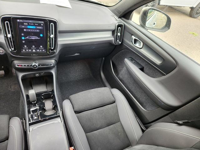 Certified 2025 Volvo XC40 B5 Plus AWD/4WD image 14