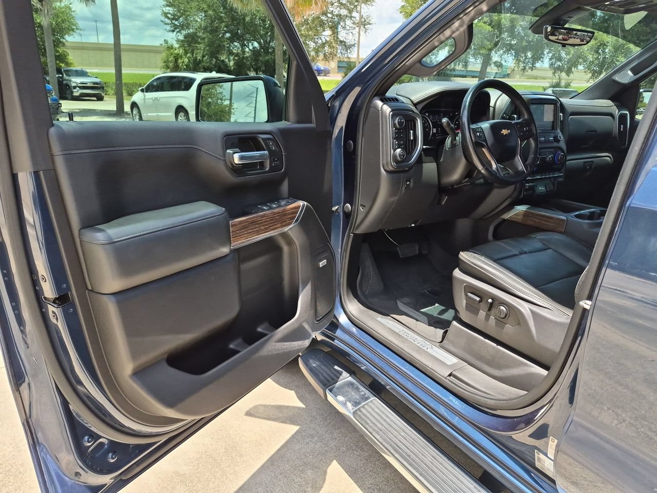 Used 2020 Chevrolet Silverado 1500 High Country w/ Technology Package AWD/4WD image 8