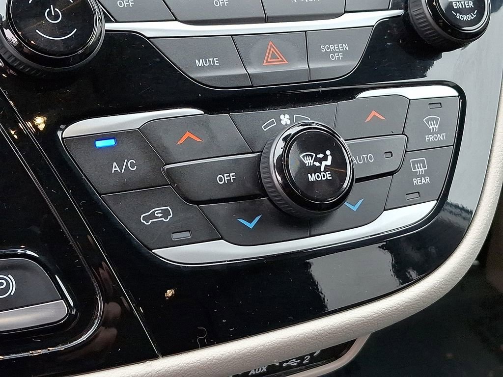 Used 2023 Chrysler Pacifica Touring-L image 18