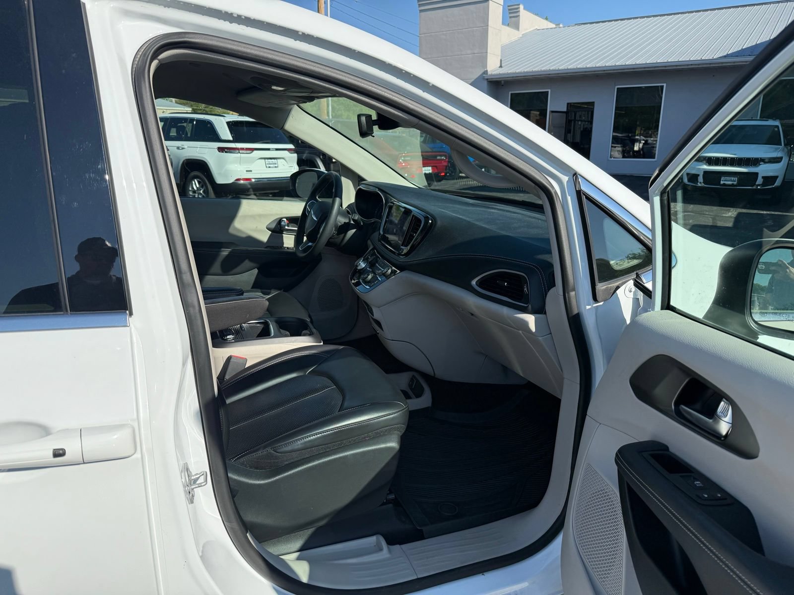 Used 2023 Chrysler Pacifica Touring-L AWD/4WD image 25