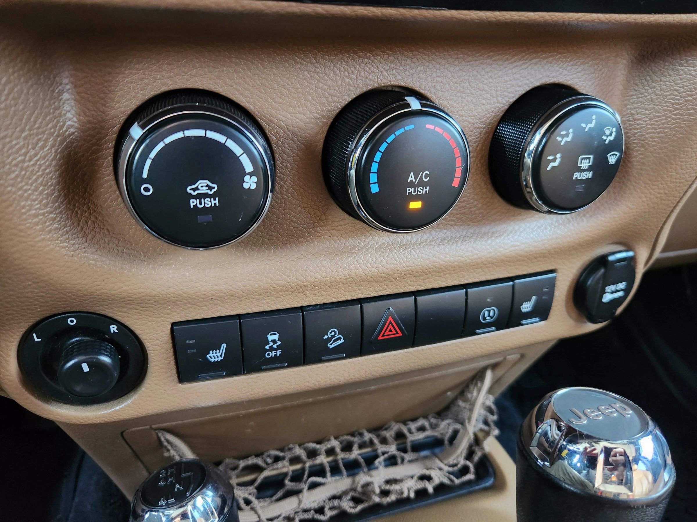 Used 2017 Jeep Wrangler Sahara image 26