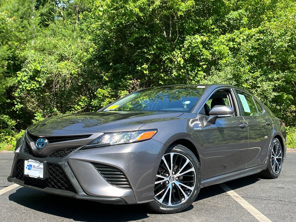 Used 2020 Toyota Camry SE w/ Sunroof Package