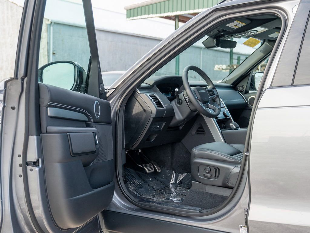 New 2025 Land Rover Discovery Dynamic SE image 10