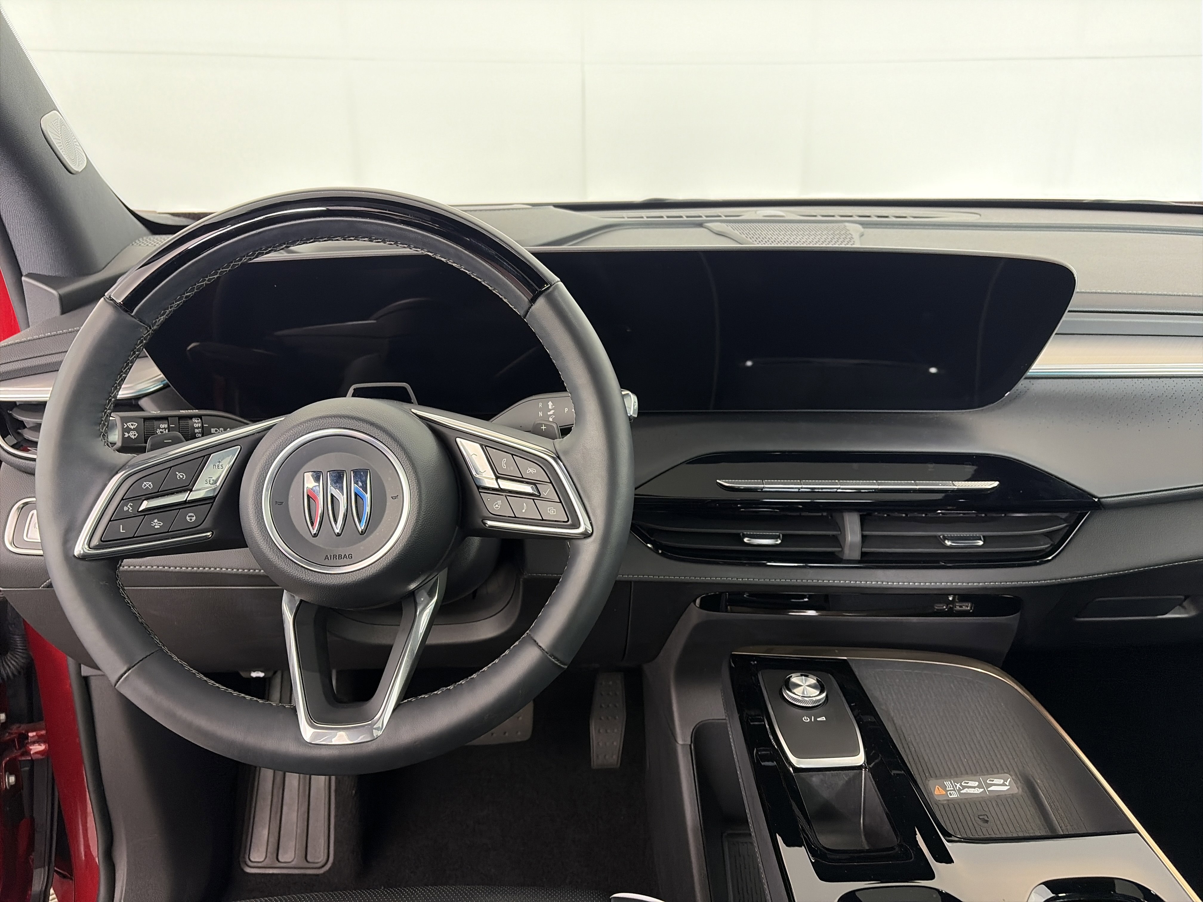 Certified 2025 Buick Enclave Avenir AWD/4WD image 3