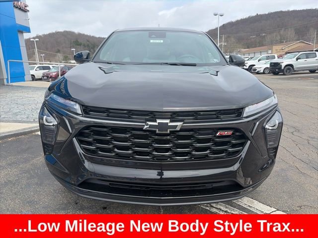 Used 2024 Chevrolet Trax RS w/ Driver Confidence Package image 2