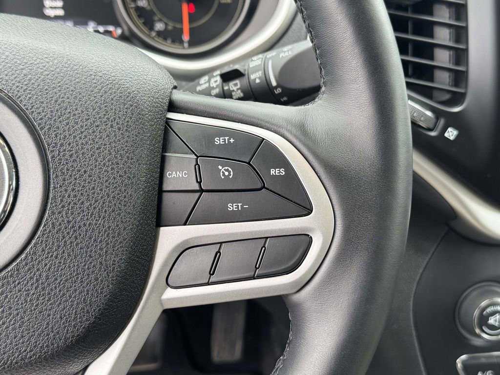 Used 2017 Jeep Cherokee Limited w/ Luxury Group AWD/4WD image 25