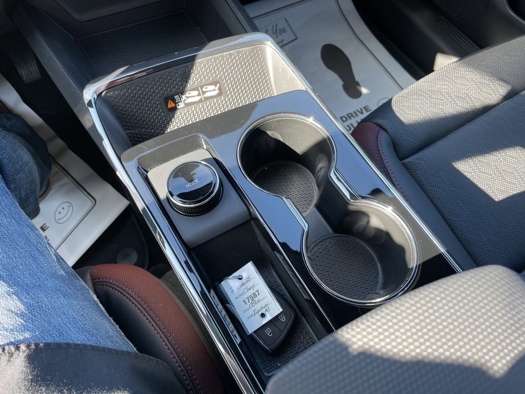 Used 2025 Chevrolet Equinox RS w/ Convenience Package III image 9