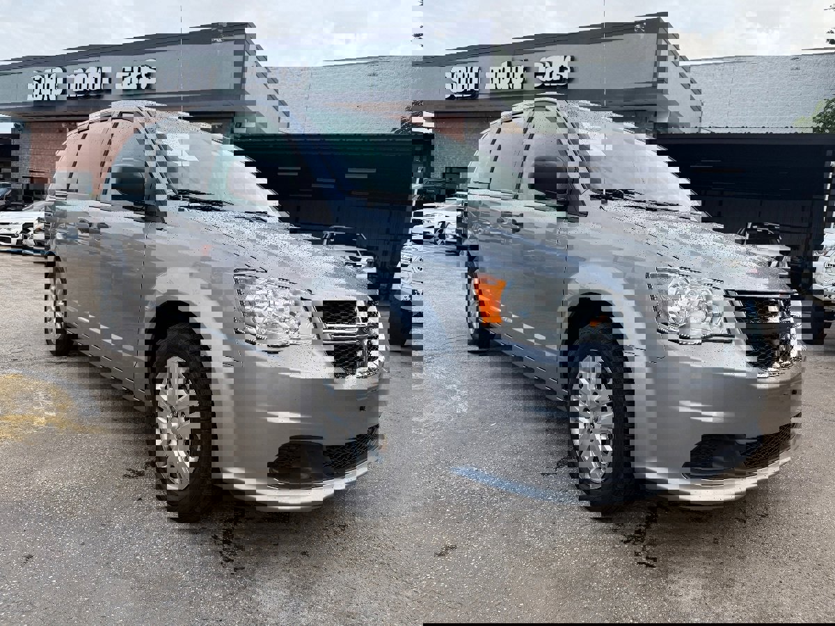 Used 2019 Dodge Grand Caravan SE image 3