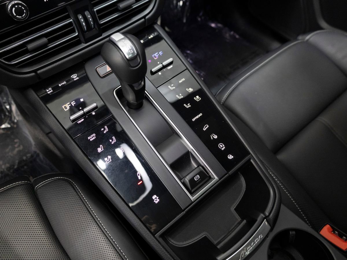 Certified 2025 Porsche Macan Turbo image 17