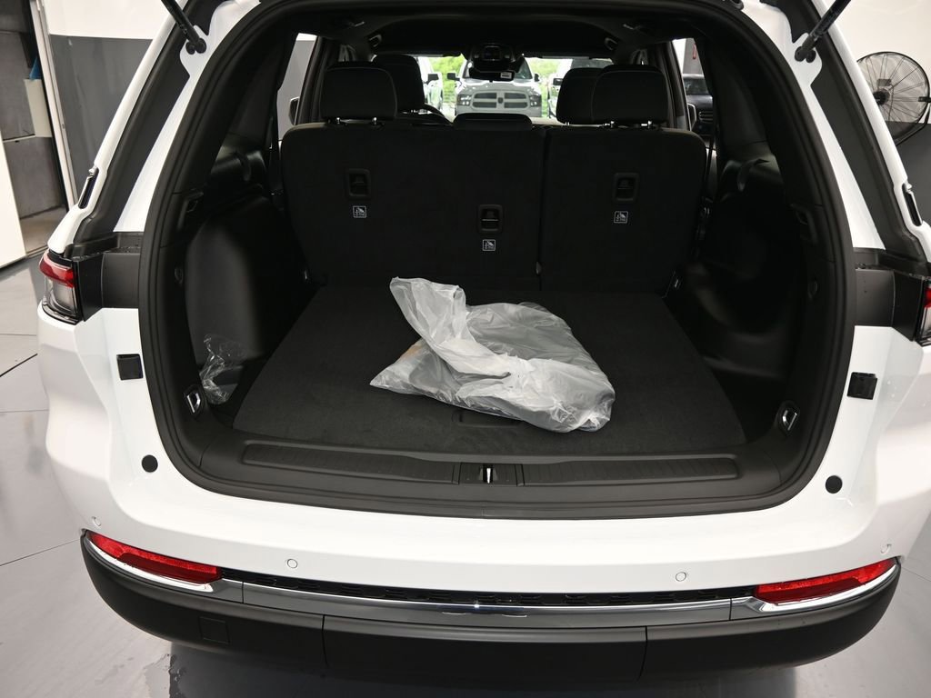 Used 2025 Jeep Grand Cherokee Laredo image 35