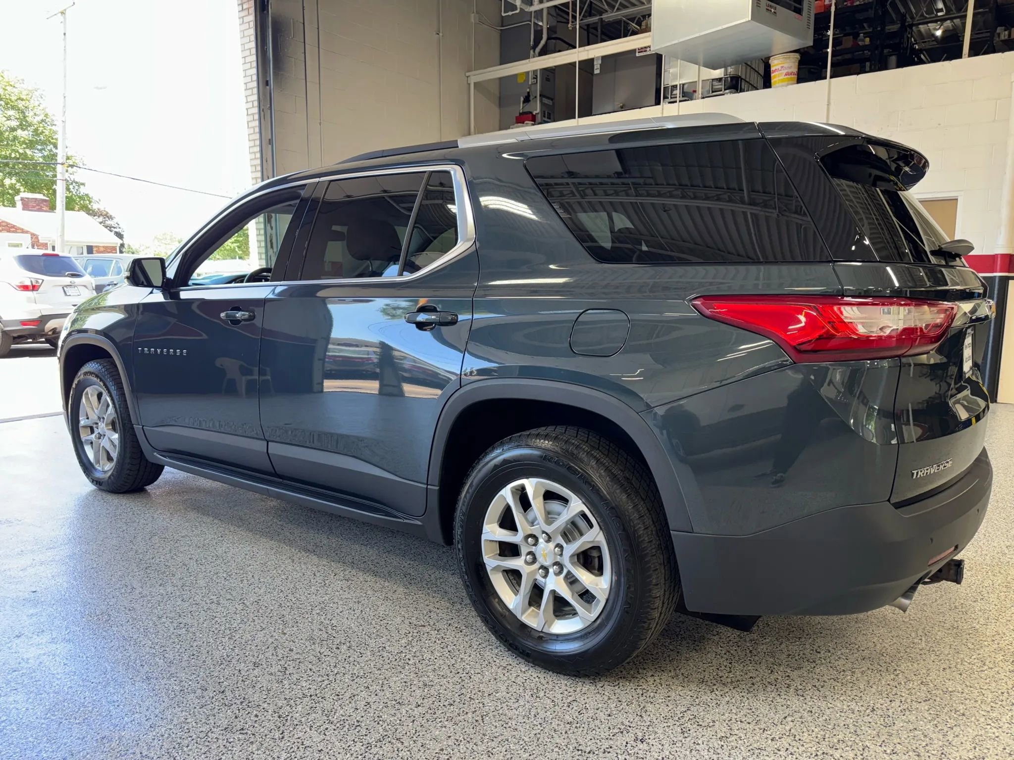 Used 2018 Chevrolet Traverse LT image 3