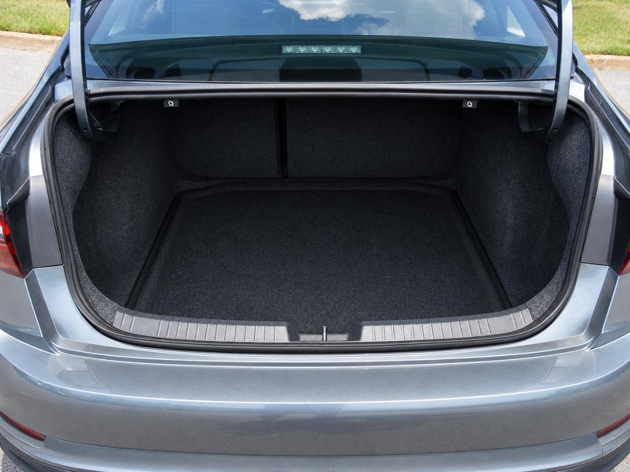 Used 2024 Volkswagen Jetta SE w/ Panoramic Sunroof Package FWD image 16