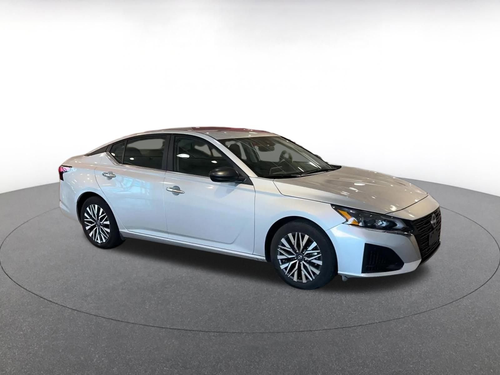 Used 2025 Nissan Altima 2.5 SV image 2