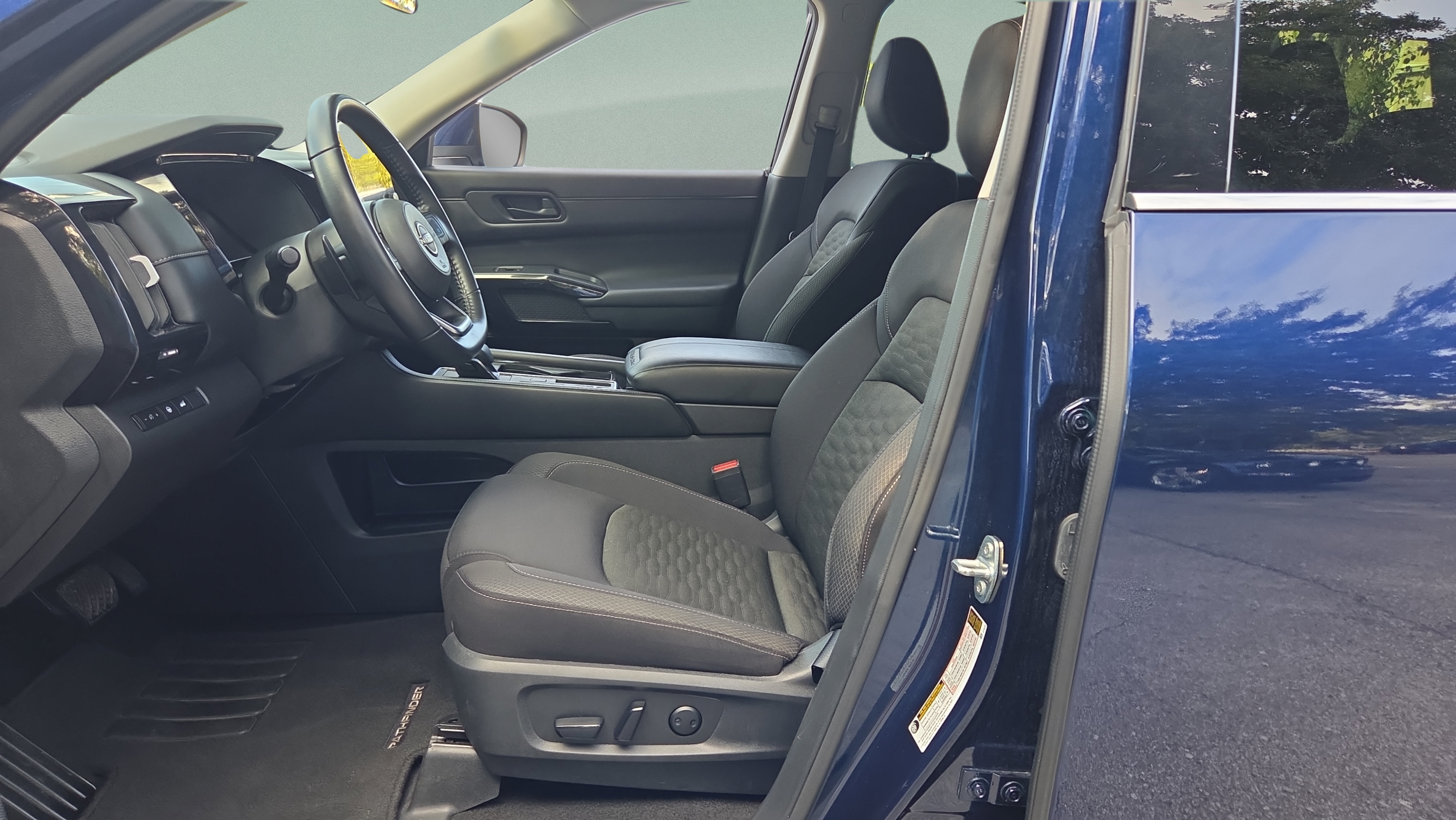 Used 2025 Nissan Pathfinder SV FWD image 9