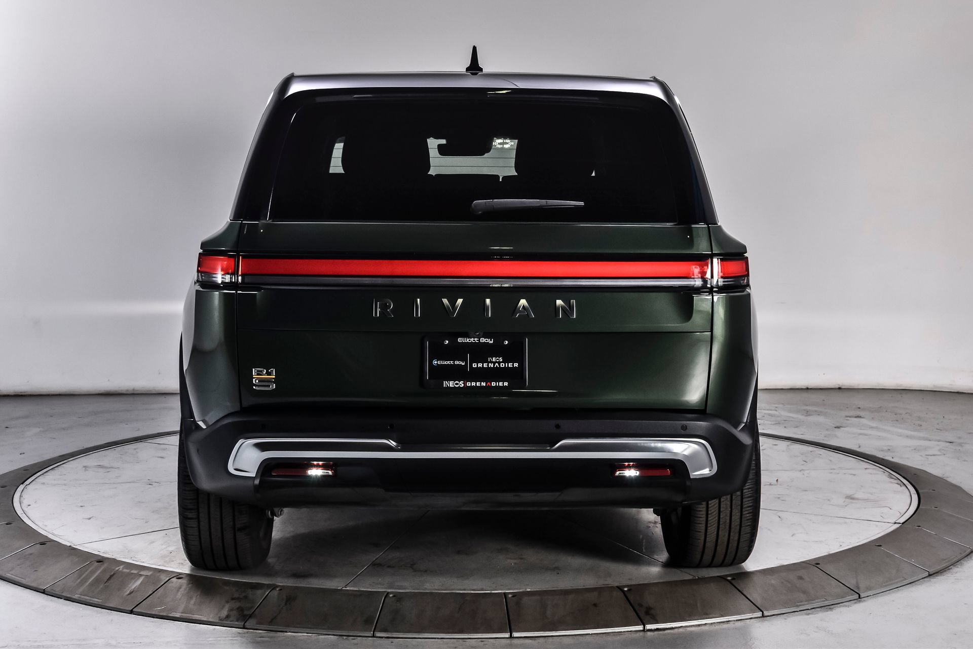 Used 2024 Rivian R1S Adventure AWD/4WD image 5