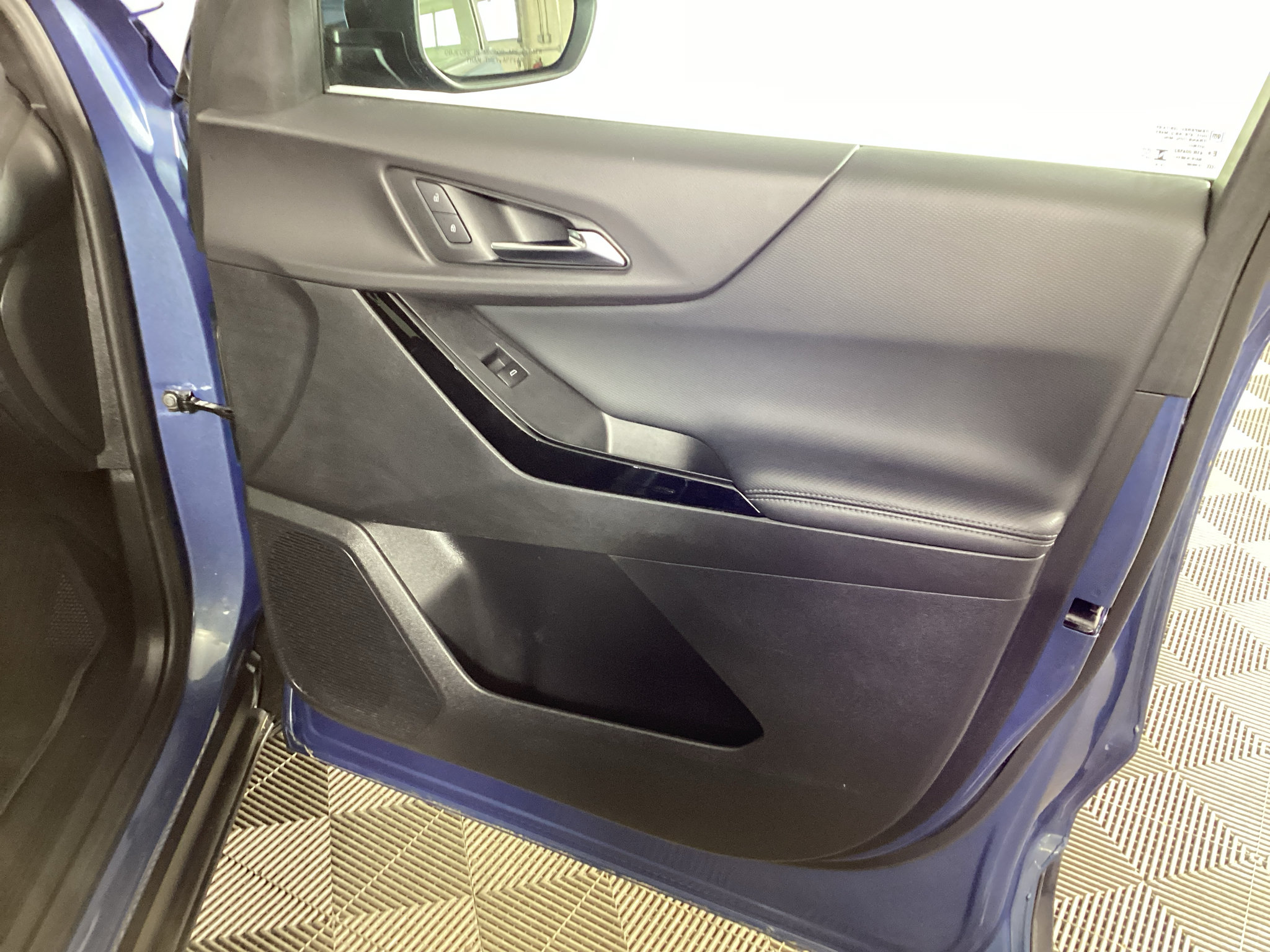 Used 2025 Chevrolet Equinox LT w/ Safety and Technology Package AWD/4WD image 9
