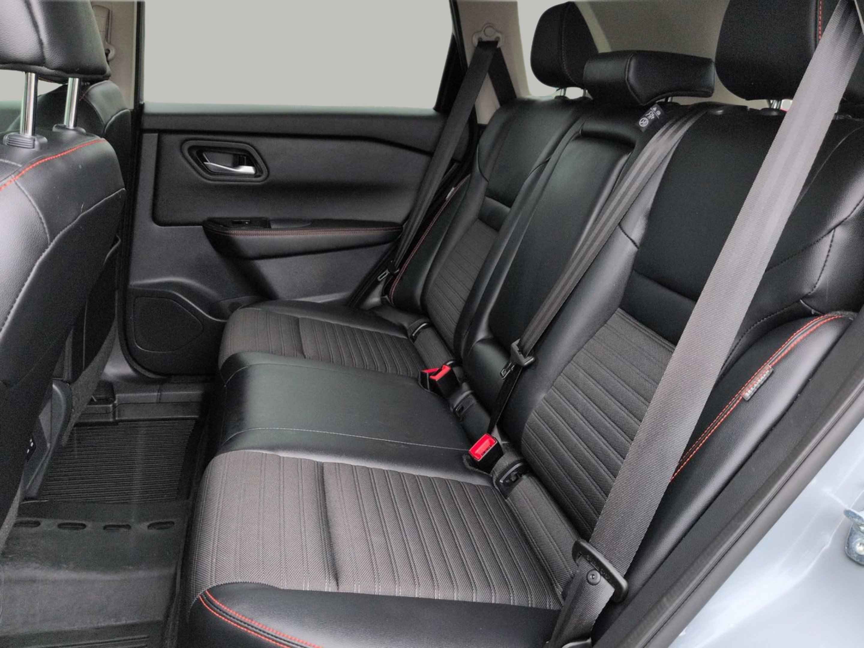 Used 2025 Nissan Rogue SV AWD/4WD image 19