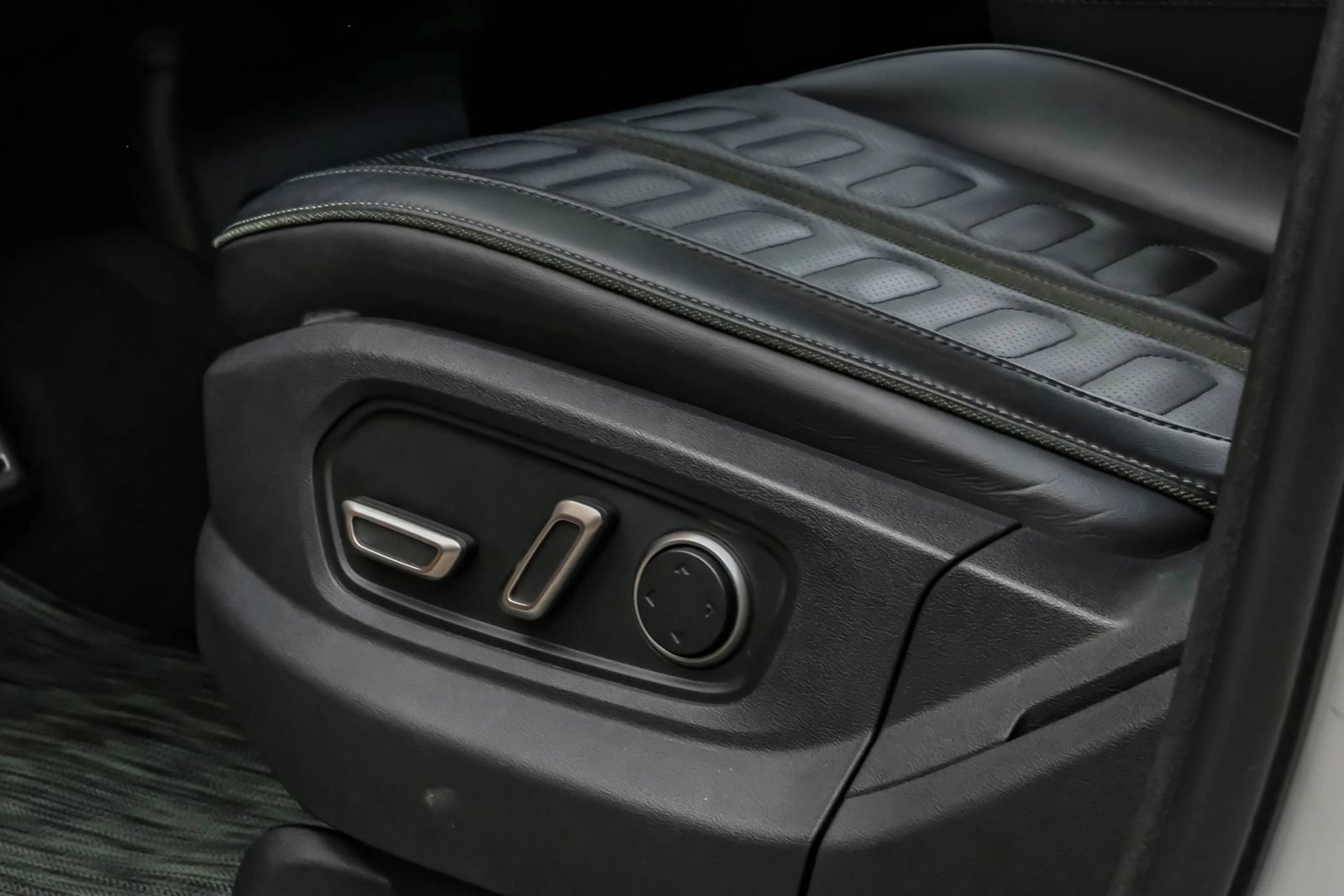 Used 2024 Rivian R1S Adventure AWD/4WD image 42