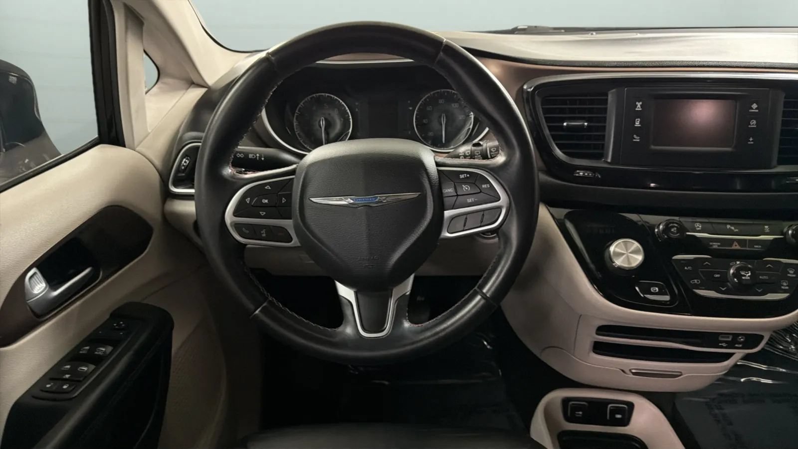 Used 2017 Chrysler Pacifica Touring-L FWD image 10