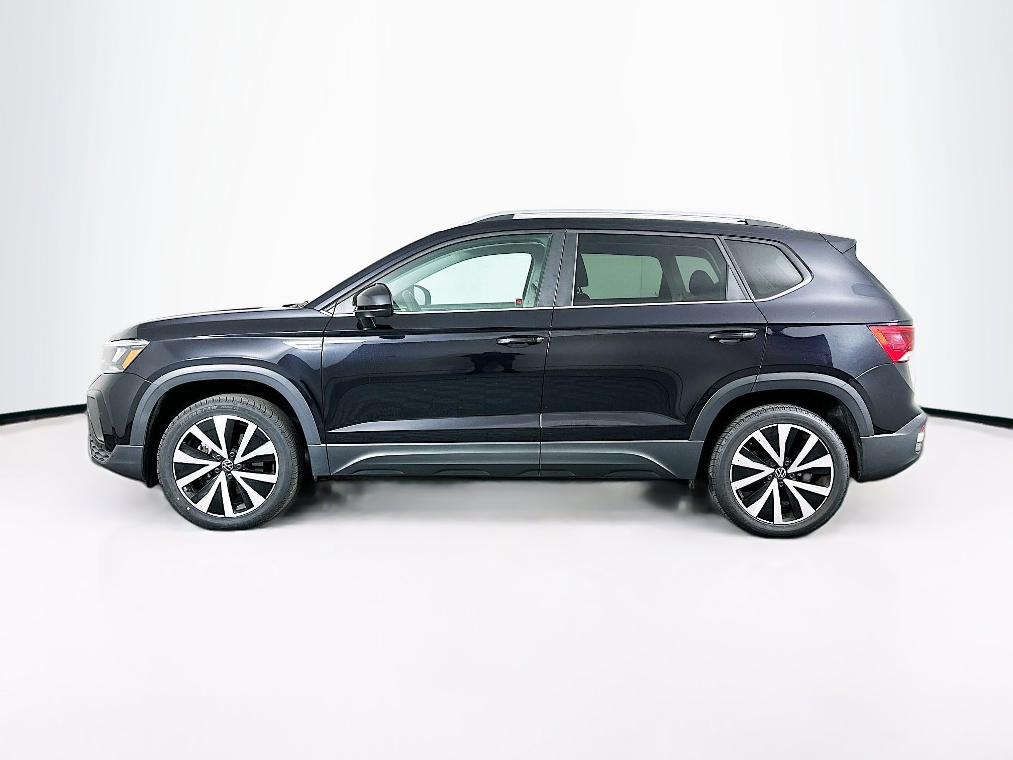 Used 2024 Volkswagen Taos SE image 4