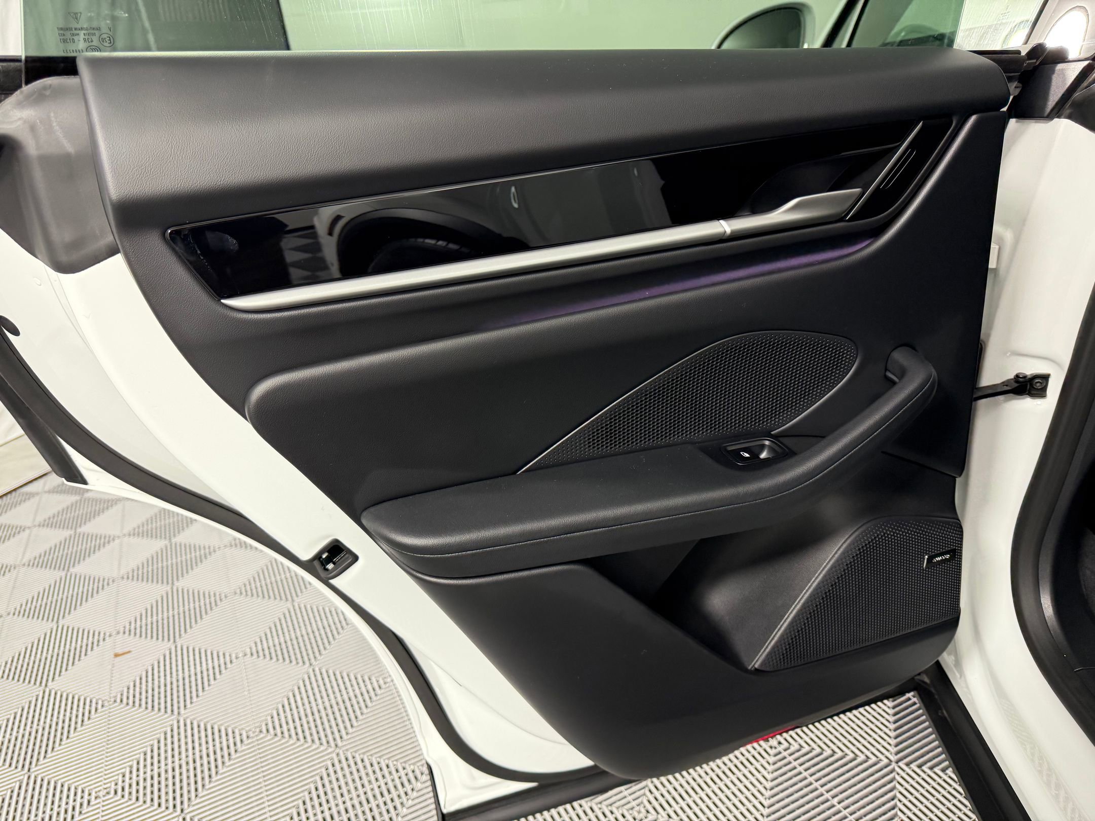 New 2025 Porsche Macan Electric image 28