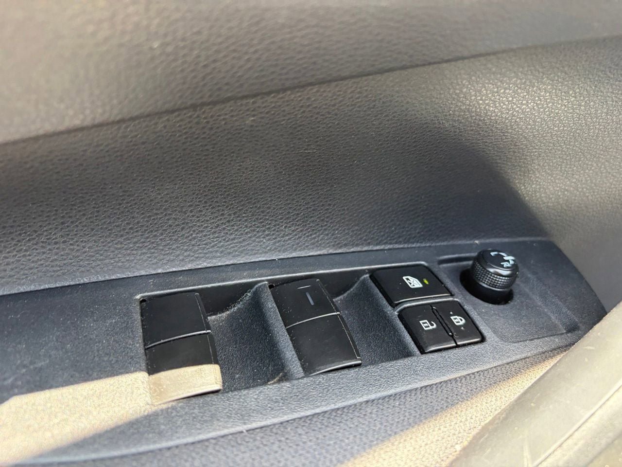 Used 2020 Toyota Corolla LE FWD image 7