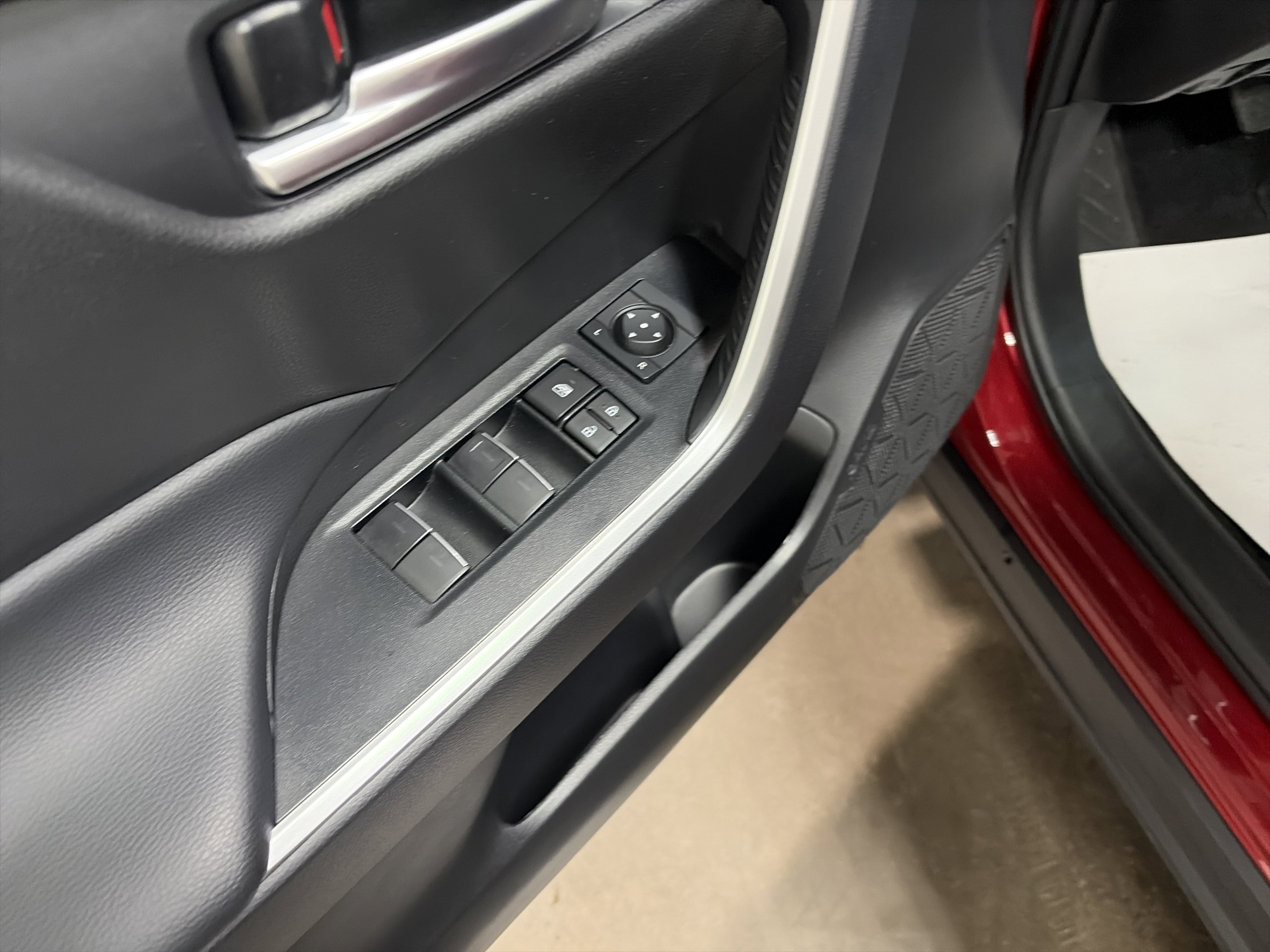 Used 2025 Toyota RAV4 XLE image 22