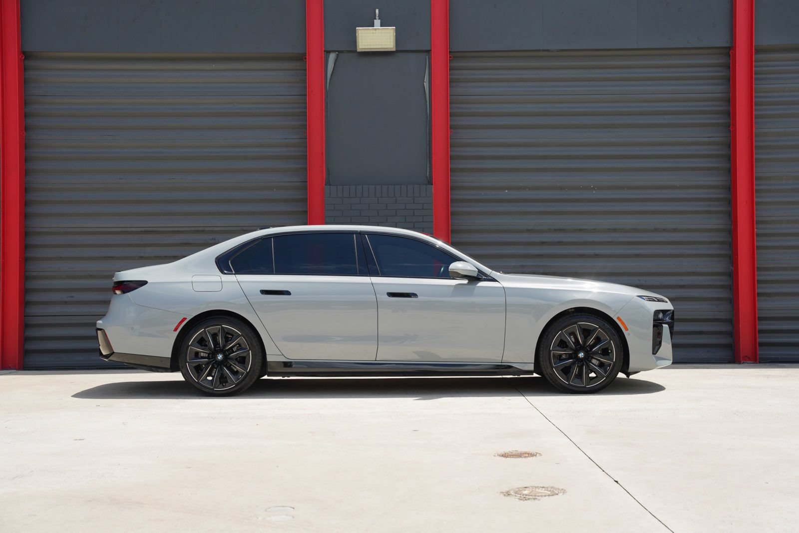 Used 2024 BMW i7 eDrive50 w/ M Sport Package RWD image 4