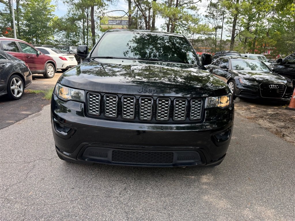 Used 2018 Jeep Grand Cherokee Altitude RWD image 2
