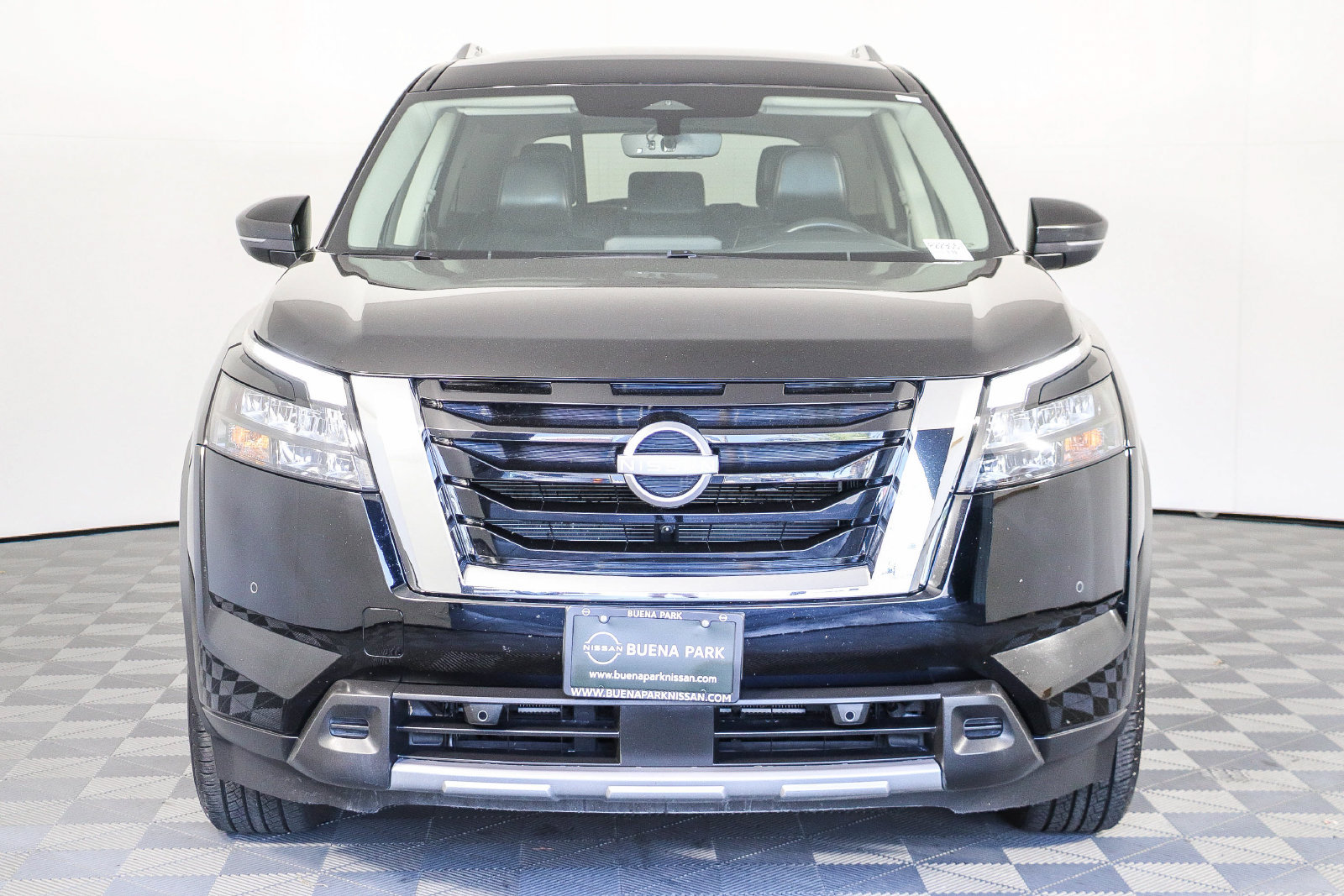 Used 2025 Nissan Pathfinder SL FWD image 2