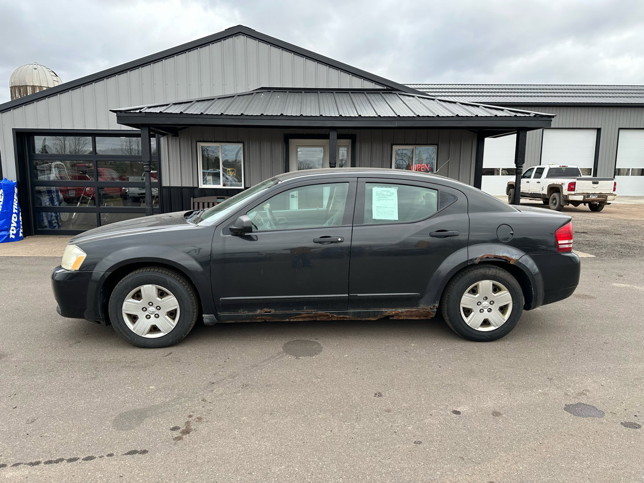 Used 2008 Dodge Avenger SE image 2