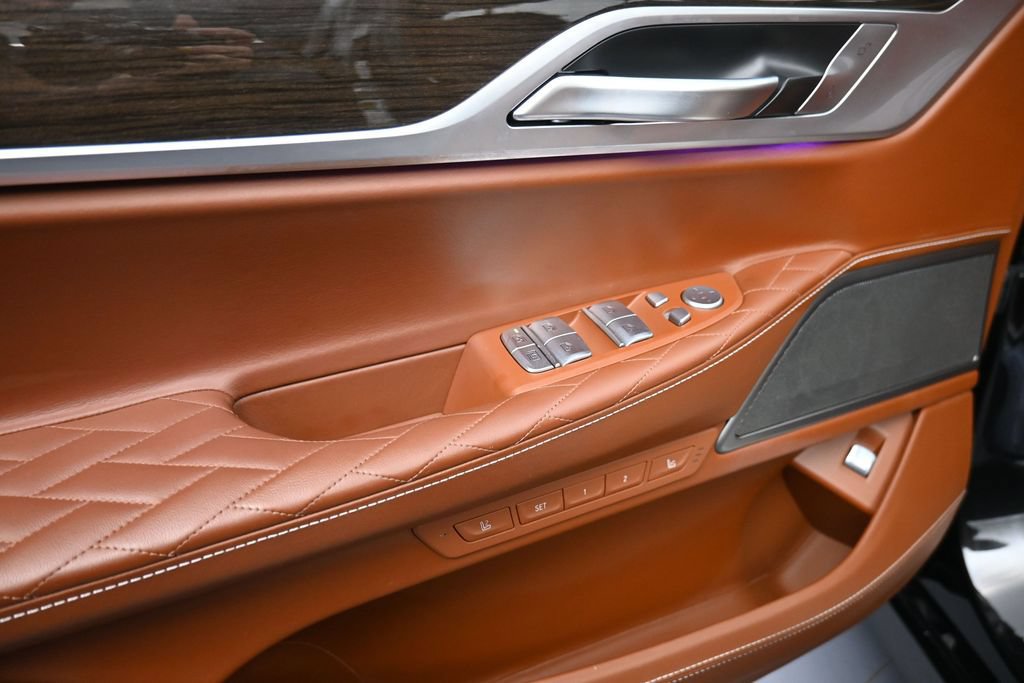 Used 2022 BMW 750i xDrive w/ Autobahn Package AWD/4WD image 9