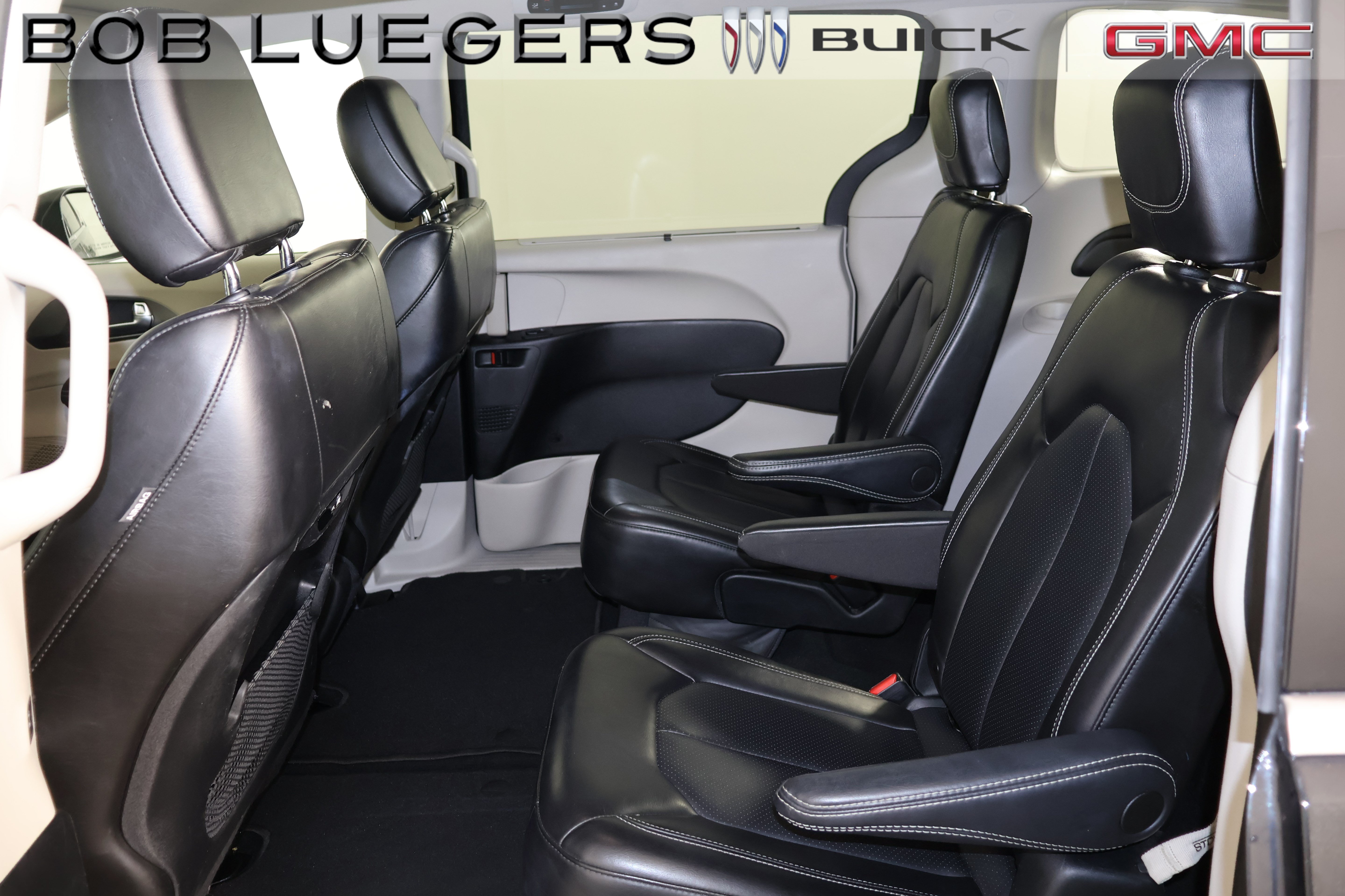 Used 2023 Chrysler Pacifica Touring-L FWD image 10