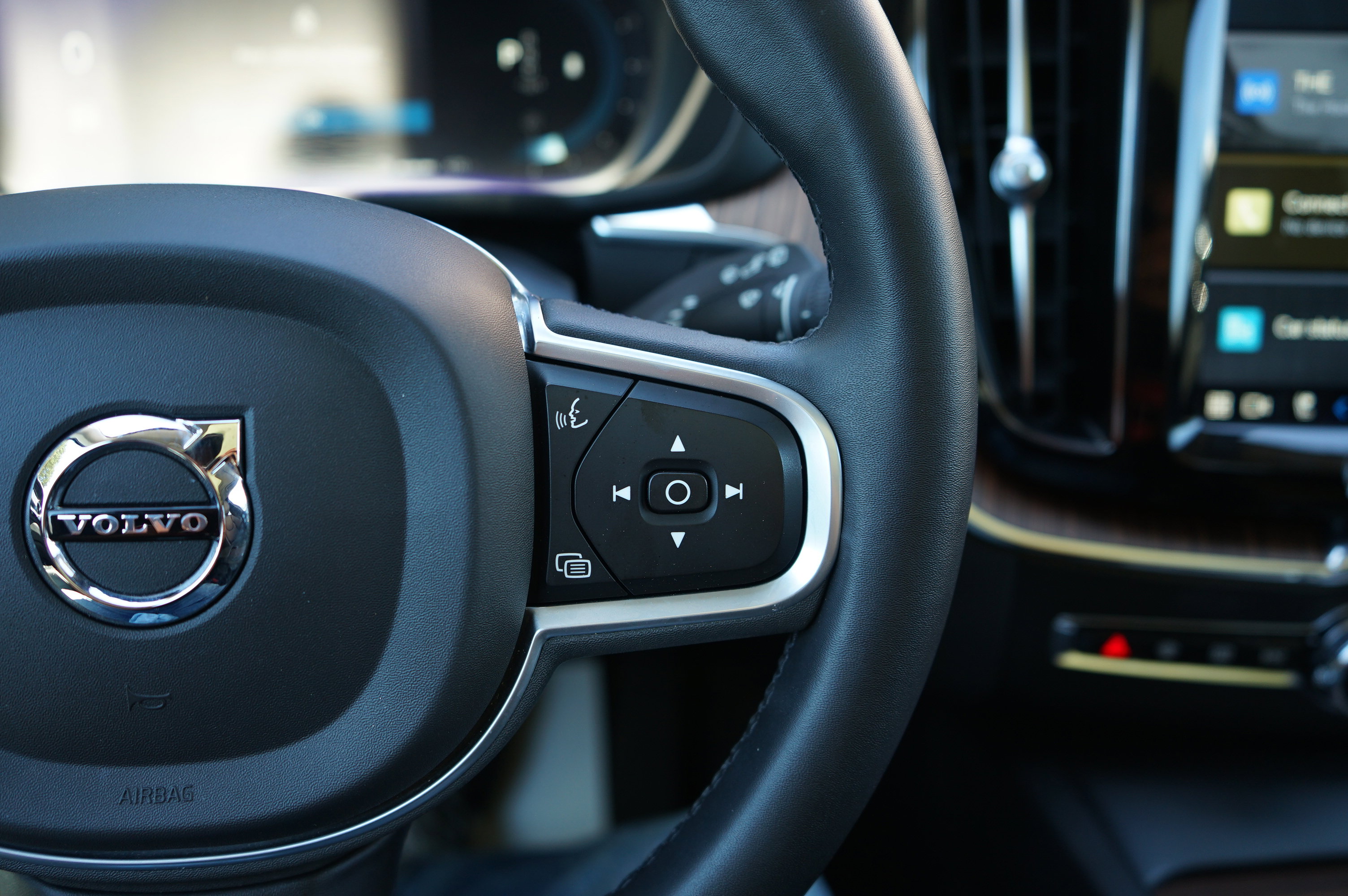 Used 2022 Volvo XC60 B5 Momentum image 34