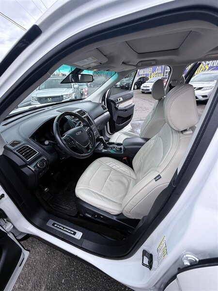 Used 2016 Ford Explorer Platinum AWD/4WD image 32