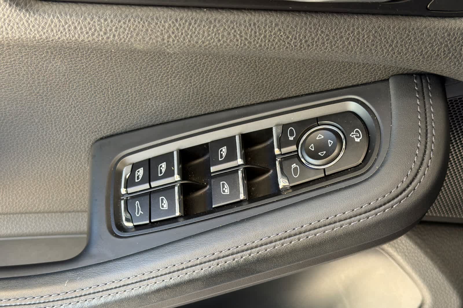 Used 2022 Porsche Macan AWD/4WD image 13