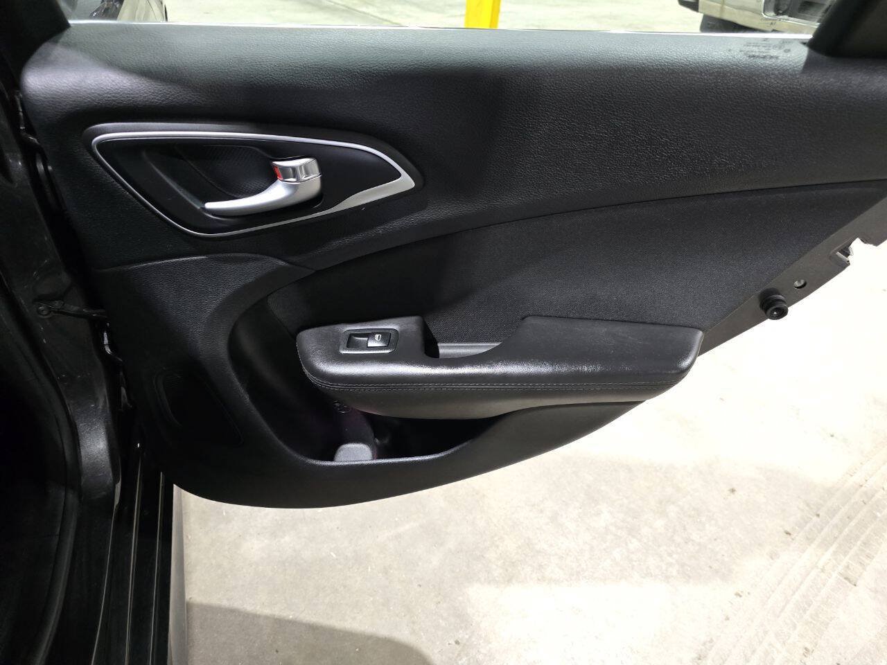 Used 2015 Chrysler 200 Limited w/ Convenience Group FWD image 27