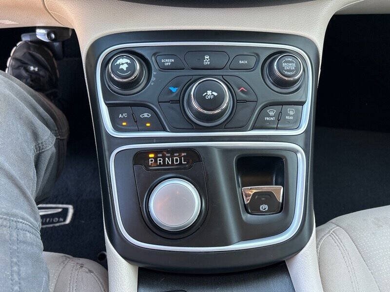 Used 2016 Chrysler 200 Limited FWD image 13