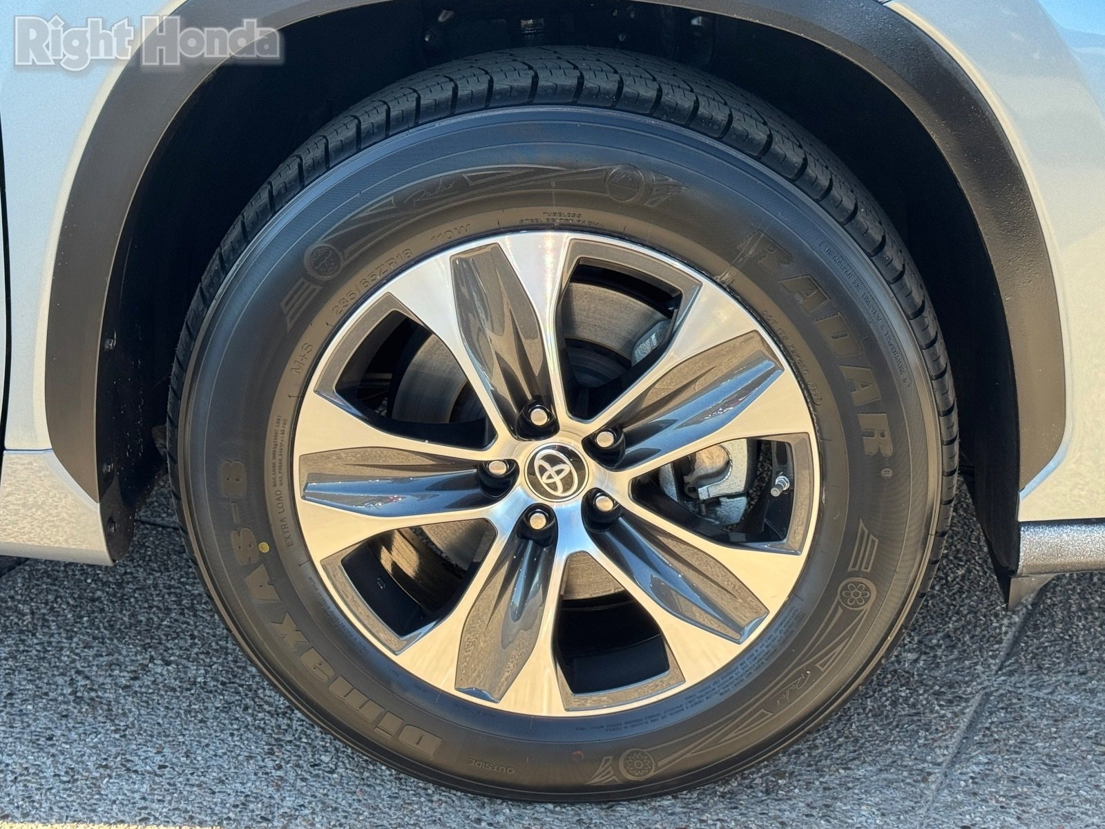 Used 2023 Toyota Highlander XLE image 10