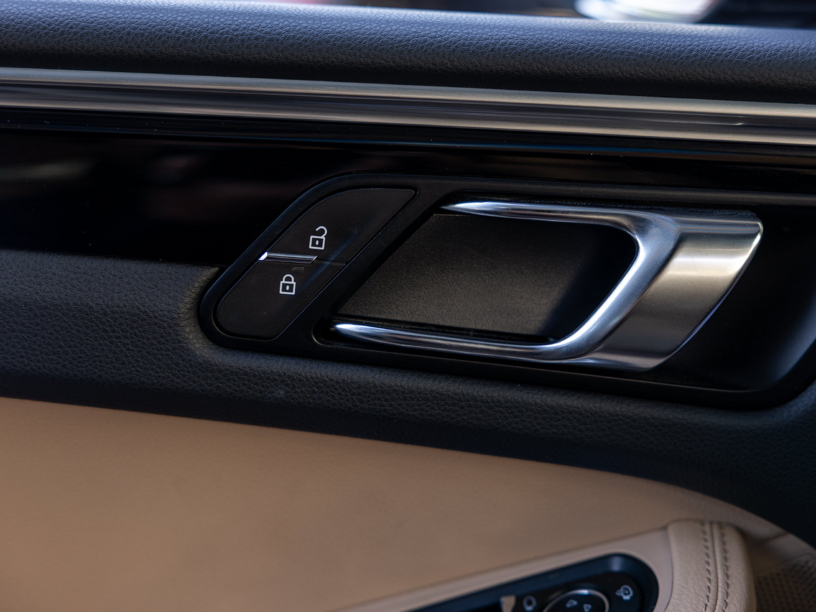 Certified 2023 Porsche Macan AWD/4WD image 42